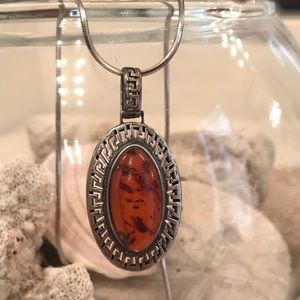 Amber pendant with chain, silver.